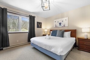 3 bedrooms, desk, iron/ironing board, travel crib