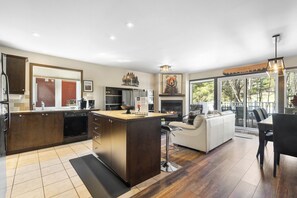 Interior - Townhouse with Free Shuttle to Tremblant Resort (Mont-Tremblant)