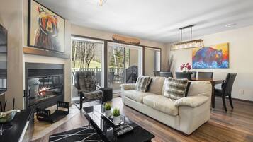 Smart TV, fireplace