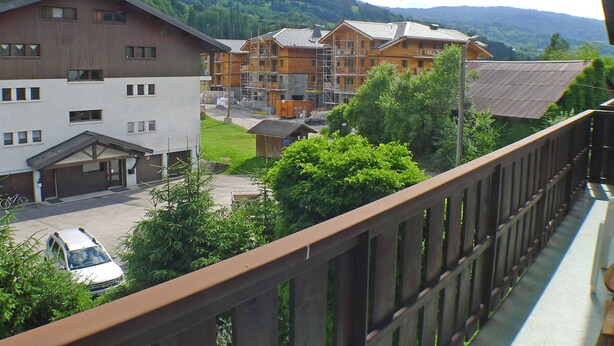 A view of a building complex with multiple residential units, surrounded by greenery and mountains. - 4-room duplex with balcony and Wifi in Samoëns for 8 guests (Samoëns)