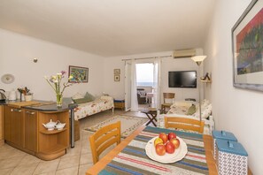 Apartment | Living room | 30-inch TV with digital channels, fireplace - Pirka - Apt. w. Terrace & sea View,2 min to Beach (Sutivan)