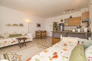 1 bedroom, iron/ironing board, free WiFi, bed sheets - Pirka - Apt. w. Terrace & sea View,2 min to Beach (Sutivan)