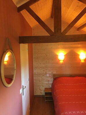 1 chambre, lit de bébé portatif, literie fournie