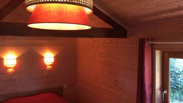 1 quarto, berço de viagem, roupa de cama