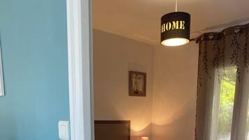 1 slaapkamer, een strijkplank/strijkijzer, gratis wifi, beddengoed