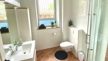 Dusche, Haartrockner, Handtücher, Seife