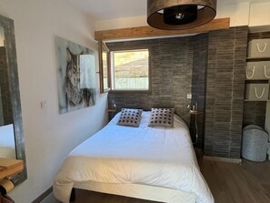 4 bedrooms, iron/ironing board, travel cot