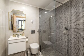 Een douche, een haardroger, handdoeken