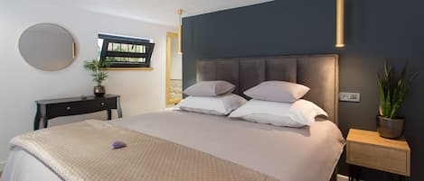 Appartement, 1 trĂšs grand lit | 1 chambre, fer et planche Ă repasser, accĂšs au Wi-Fi (inclus)