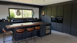 Kjøleskap, mikrobølgeovn, ovn og kokeplater