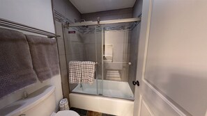 Duschwanne, Haartrockner, Handtücher