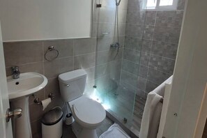 Dusche, Haartrockner, Handtücher, Seife