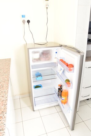 Réfrigérateur, micro-ondes, four, bouilloire électrique