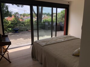 5 bedrooms, iron/ironing board, WiFi, bed sheets - Villa, pool, 200 m from Eyrac beach, south-facing terrace, like a lodge. (Arcachon)