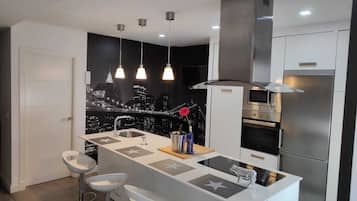 Een koelkast, een magnetron, een oven, een kookplaat