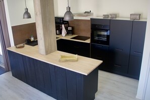 Jääkaappi, mikroaaltouuni, uuni, liesi