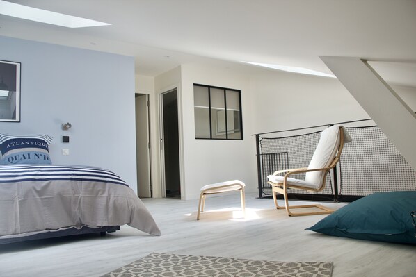 2 chambres, fer et planche à repasser, lit de bébé portatif