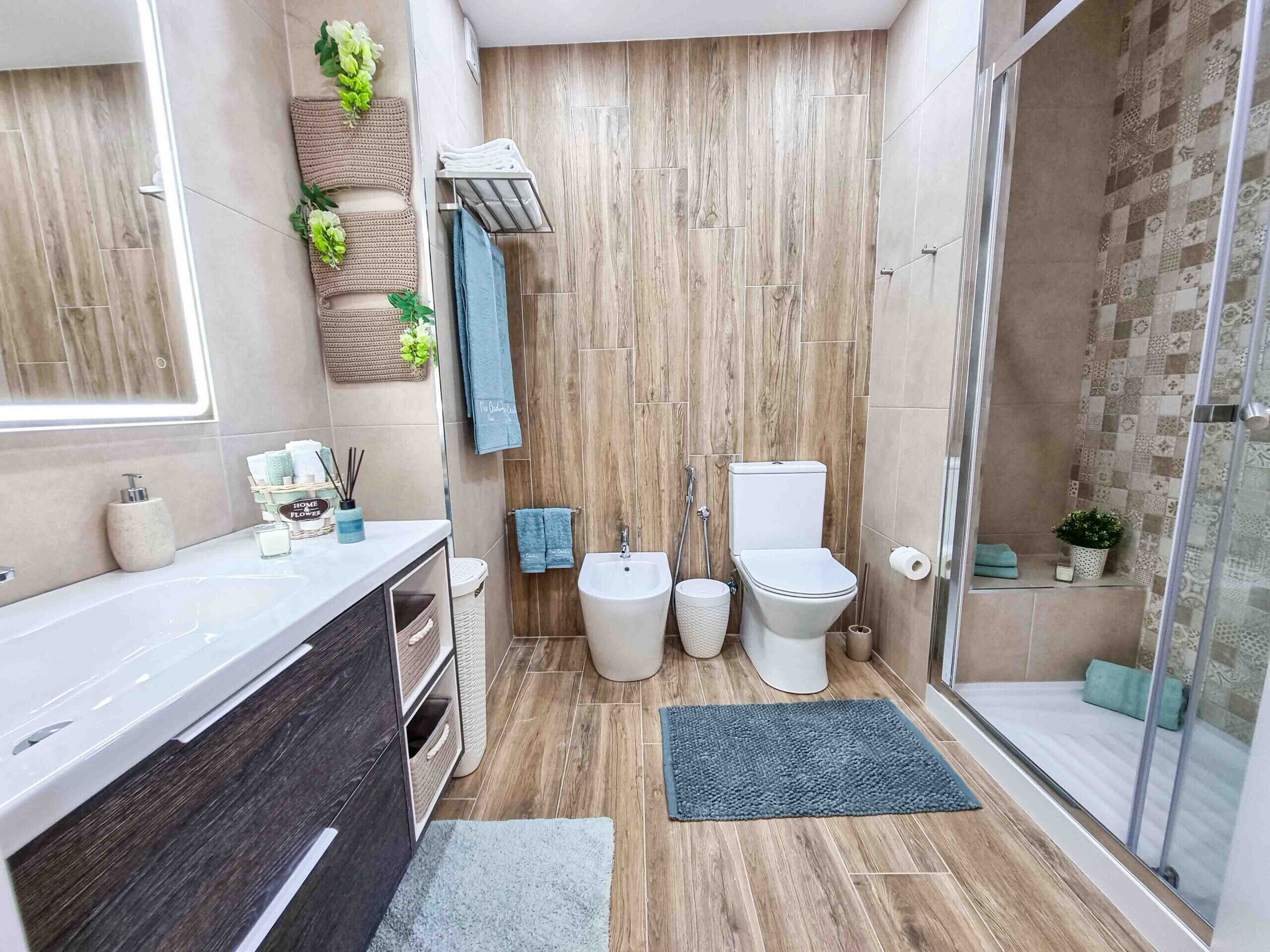 Een douche, een haardroger, een bidet, handdoeken