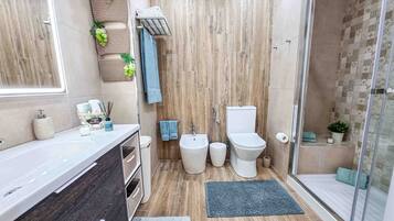 Een douche, een haardroger, een bidet, handdoeken