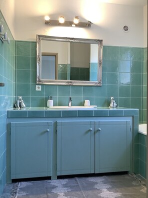 Bathtub, hair dryer, towels, toilet paper - Villa 3 Chbres Avec vue Panoramique sur la Mer, Piscine Chauffée et Proche Plage (Porto vecchio)