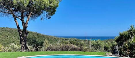 Utendørsbasseng og et oppvarmet basseng