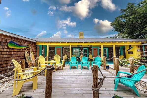 Outdoor dining - Surf's Up at Island Breeze of CB (Carolina Beach)