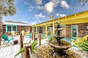 Outdoor dining - Surf's Up at Island Breeze of CB (Carolina Beach)