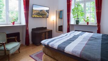 3 bedrooms, desk, iron/ironing board, travel crib