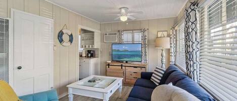 Smart-TV, Kamin, Arbeitsbereiche