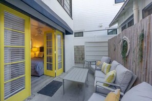 Terrace/patio - 118 Emerald A&B | Lovely Balboa Island 5 Bedroom Duplex (Newport Beach)