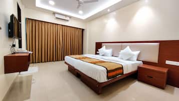 Kahden hengen deluxe-huone, parveke | Työpöytä, silitysrauta/-lauta, ilmainen Wi-Fi, vuodevaatteet