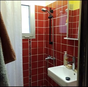 Douche, serviettes fournies