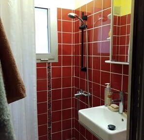 Een douche, handdoeken