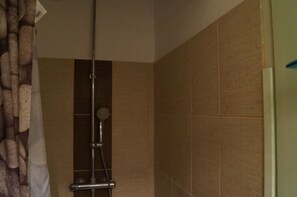 Combined shower/bathtub, toilet paper - Beautiful spacious and bright apartment with large balcony (Montpellier)