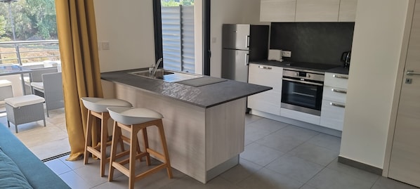 Réfrigérateur, micro-ondes, four, plaque de cuisson