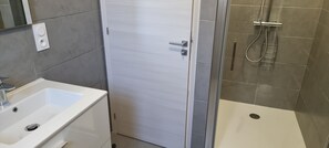 Dusche, Haartrockner, Handtücher