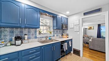 KĂŒhlschrank, Mikrowelle, Ofen, Herdplatte