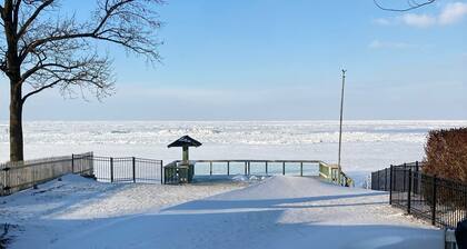 Cozy lake house with spectacular views and private access to the lake