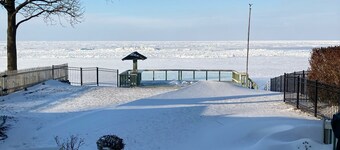 Cozy lake house with spectacular views and private access to the lake