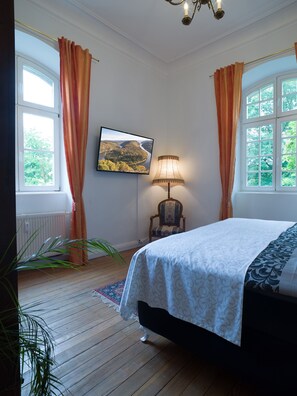 2 bedrooms, iron/ironing board, travel cot, free WiFi