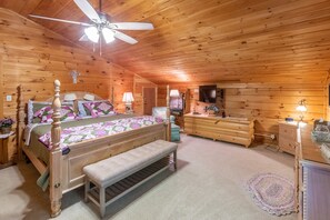 3 bedrooms, bed sheets - Creekwood Cabin-Hot Tub - Secluded - Covered Porch (Almond)
