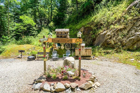 Property grounds - Creekwood Cabin-Hot Tub - Secluded - Covered Porch (Almond)