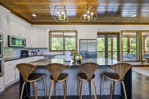 Fridge, microwave, oven, stovetop - Creek, PickleBall/Basketball, Game Room, EV, Pets, D2C (Broken Bow)