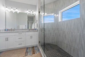 Badewanne, Haartrockner, Handtücher, Toilettenpapier