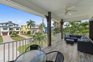 Outdoor dining - Pool House Walk to Beach & Margaritaville (Fort Myers Beach)