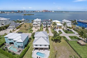 Zona residencial con casas, una piscina y un puerto deportivo con barcos.