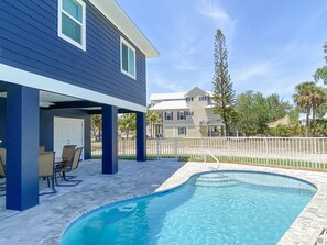 Una piscina al aire libre, una piscina climatizada