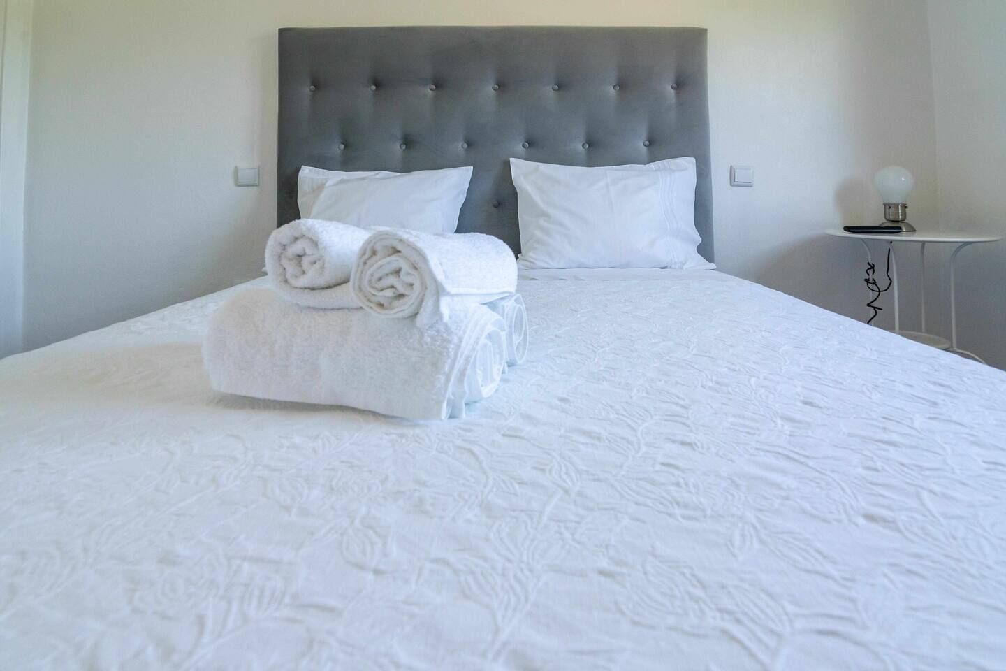 4 makuuhuonetta, työpöytä, äänieristys, silitysrauta/-lauta