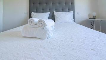 4 makuuhuonetta, työpöytä, äänieristys, silitysrauta/-lauta