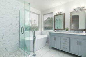 Badewanne, Haartrockner, Handtücher